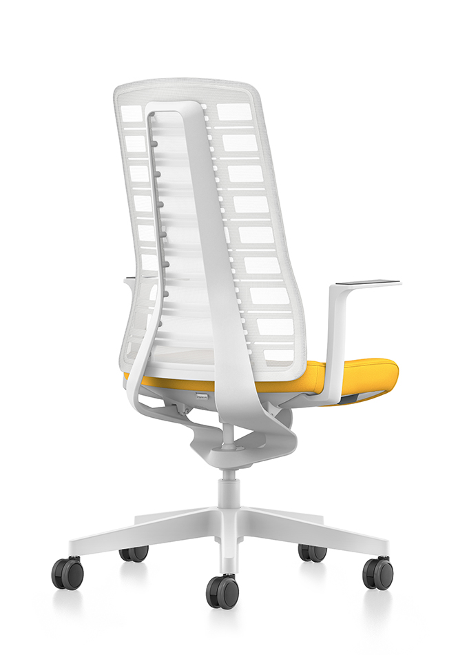 Designskrivebordsstolen PURE set fra siden med hvid netryg, gult sædebetræk, hvide T-armlæn og hvide plastdele (blandt andet fodkryds, søjlefunktion) med Smart-Spring-teknologi | by Andreas Krob & Joachim Brüske, b4k