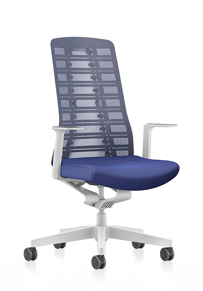 Vista lateral de la silla giratoria de diseño PURE (PU213) con respaldo de malla azul, tapizado del asiento azul, brazos en T blancos y piezas de polipropileno en blanco (p. ej., base, función de columna), con tecnología Smart Spring | de Andreas Krob y Joachim Brüske, b4k