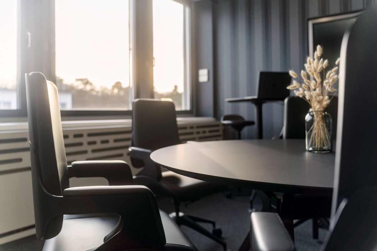Besprechungssituation in einem Chefbüro mit den Stühlen Silver der Marke Interstuhl 